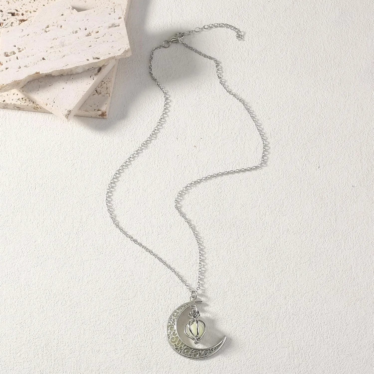 EEQQBZ Glowing crescent moon fairy necklace for women or men - Enchanting luminous moon charm - Moon magical glow jewelry in the dark necklaces