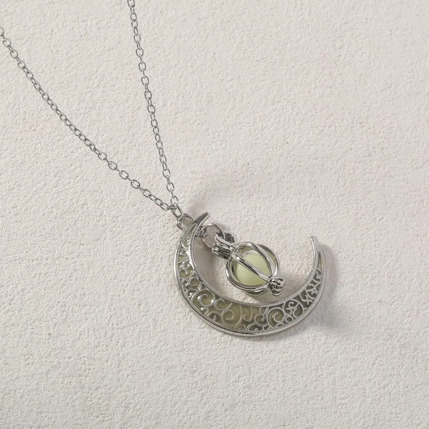EEQQBZ Glowing crescent moon fairy necklace for women or men - Enchanting luminous moon charm - Moon magical glow jewelry in the dark necklaces