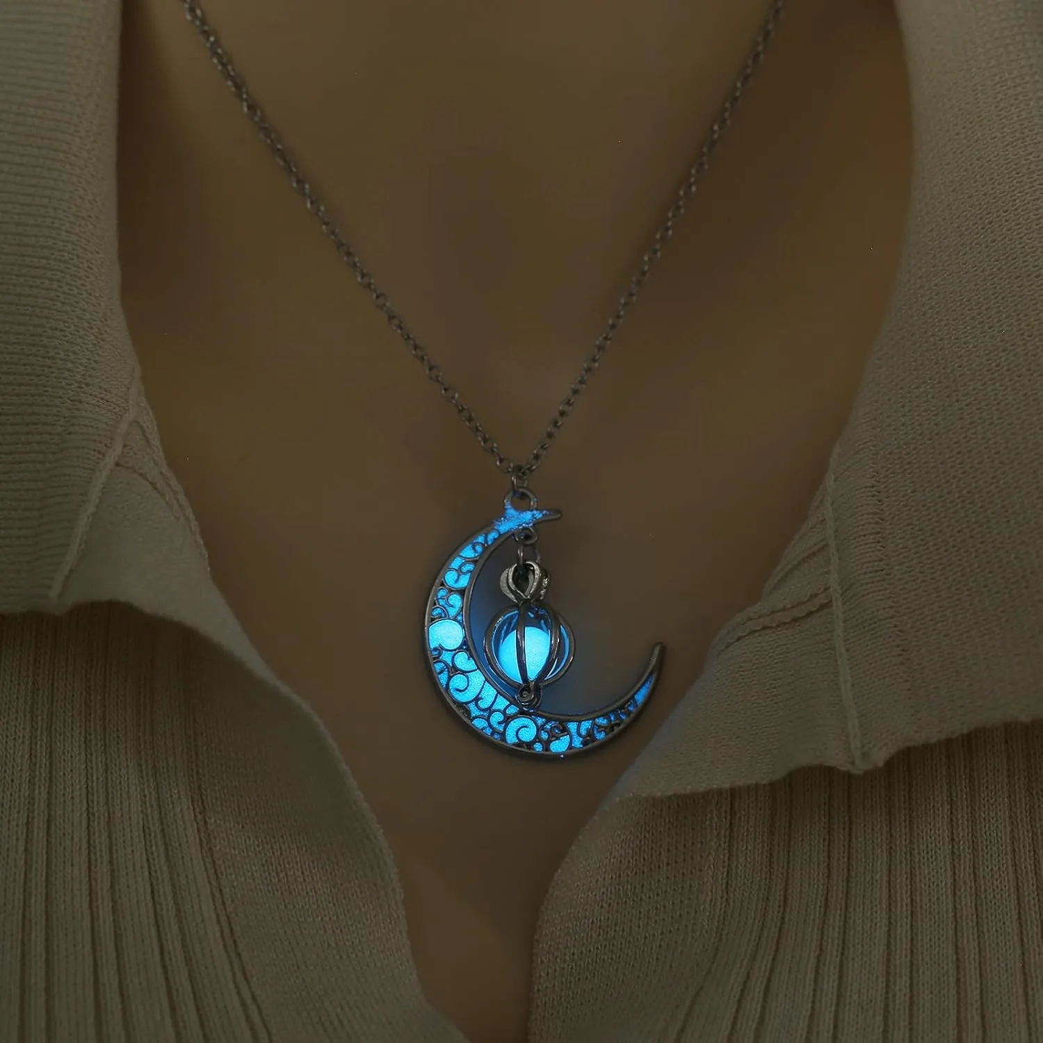 EEQQBZ Glowing crescent moon fairy necklace for women or men - Enchanting luminous moon charm - Moon magical glow jewelry in the dark necklaces