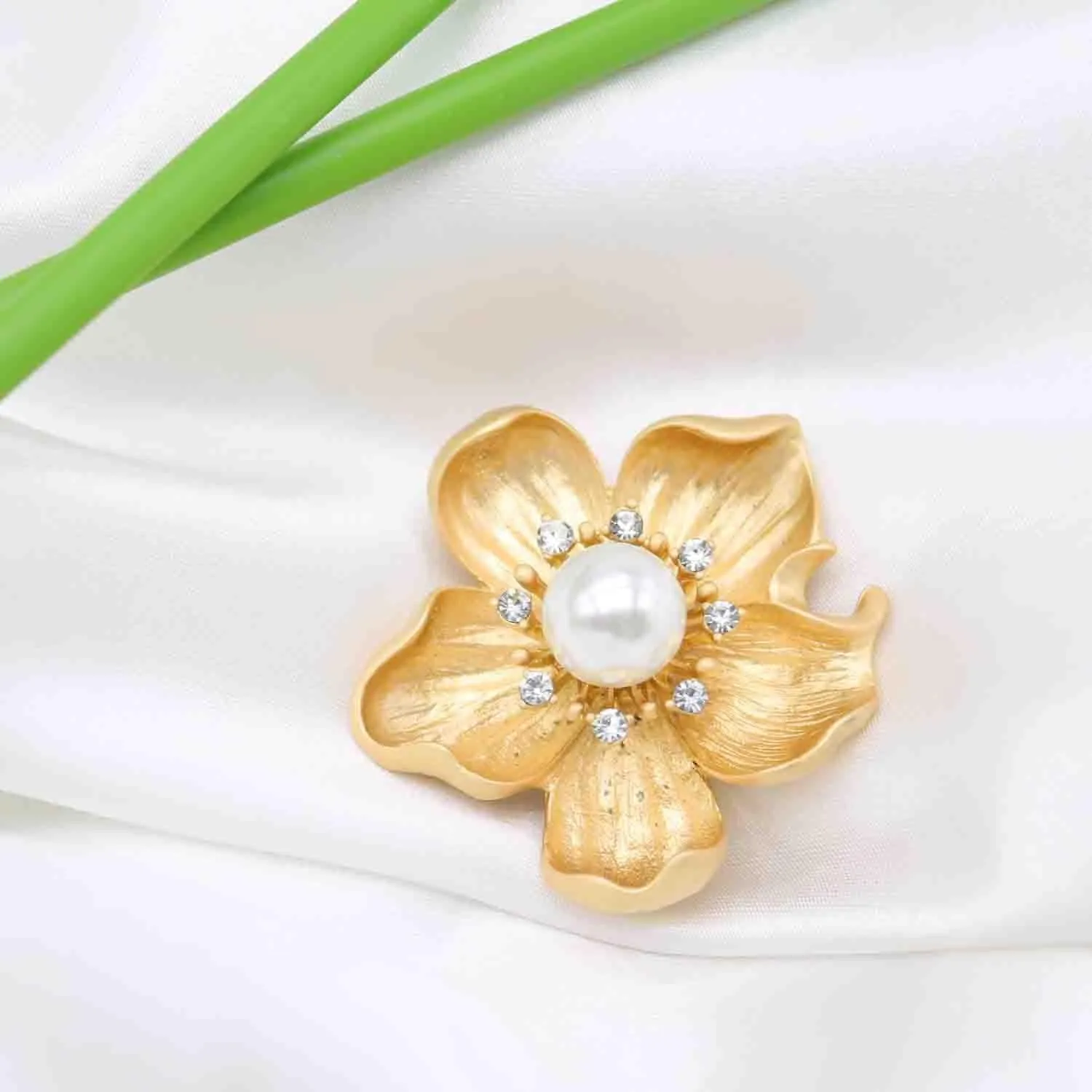 Fashion Rhinestone Flower Brooches Pins Cute Pearl Crystal Floral Lapel Pin Brooch Costume Decorate Jewelry for Women Gril Gift