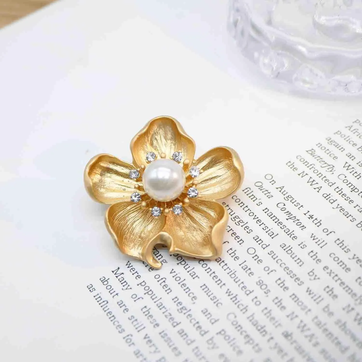 Fashion Rhinestone Flower Brooches Pins Cute Pearl Crystal Floral Lapel Pin Brooch Costume Decorate Jewelry for Women Gril Gift