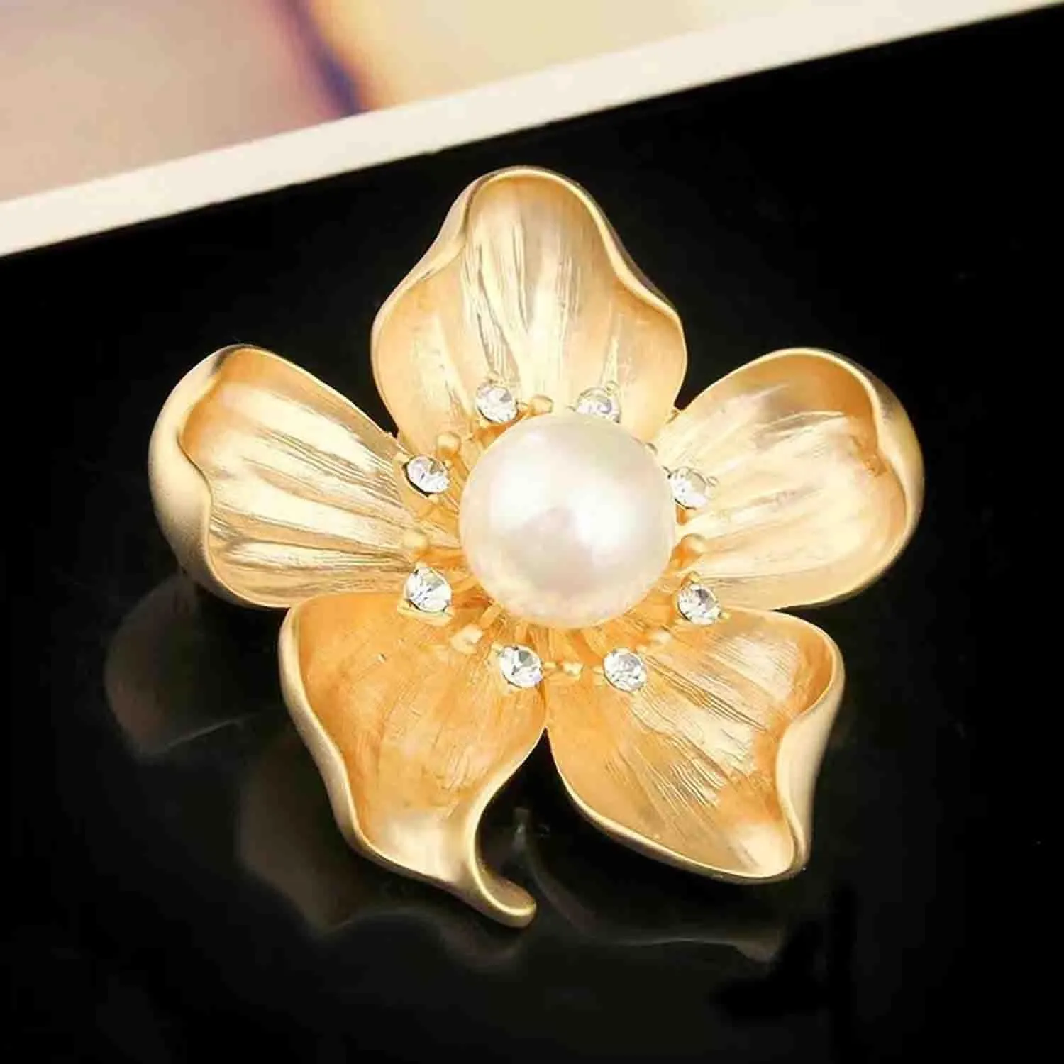 Fashion Rhinestone Flower Brooches Pins Cute Pearl Crystal Floral Lapel Pin Brooch Costume Decorate Jewelry for Women Gril Gift