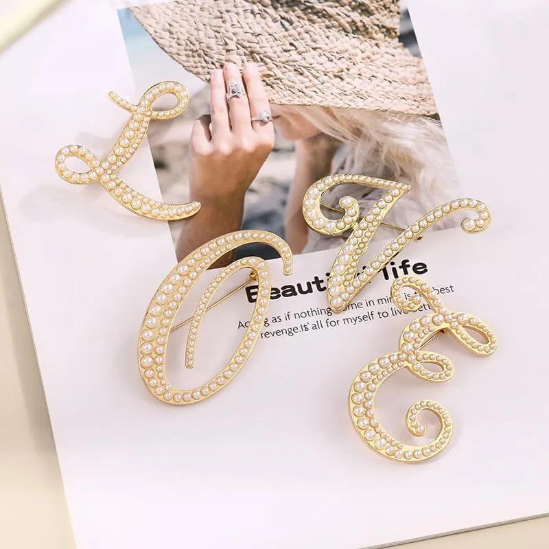 Gold Plated A-Z Letter Brooch Pin for Women Imitation Pearl Initial Brooches Fashion 26 Alphabets Pins Custom Jewelry Gifts