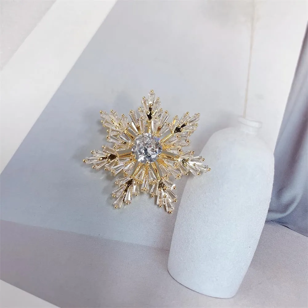 Luxury Austrian Crystal Snowflake Christmas Brooch Lapel Pins for Women Girls Dainty Elegant Minimalist Sparkly Crystal Winter Flower Brooches Pin Suit Dress Fashion Jewelry Gifts for Party Thanksgiving Birthday Girlfreind 1.3in