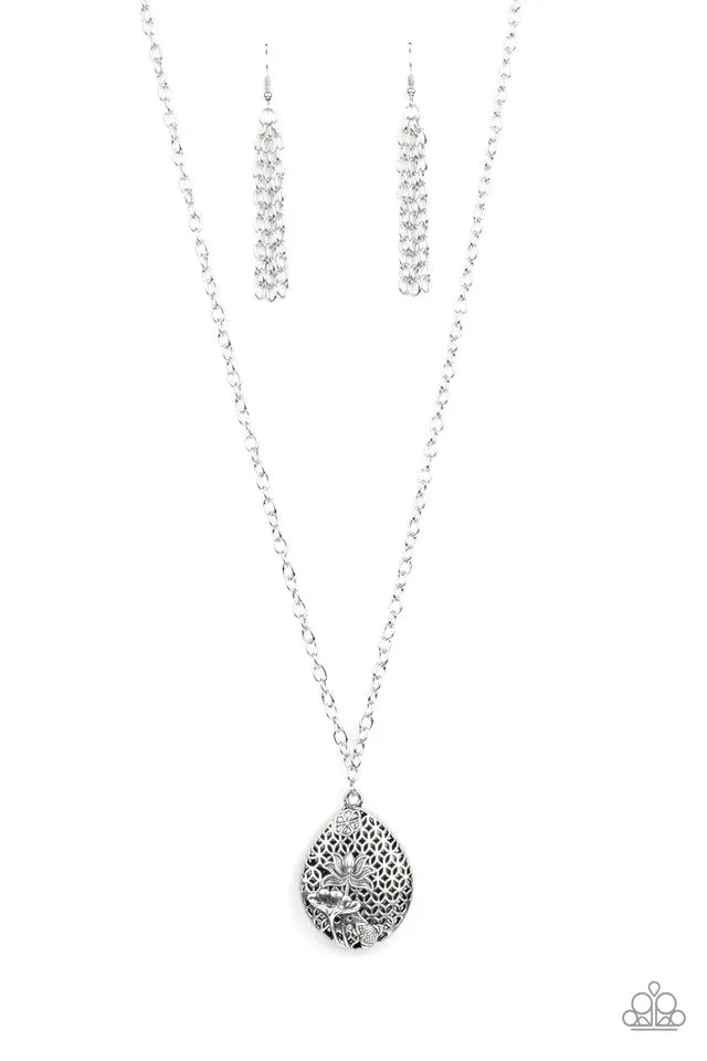 Paparazzi Necklace ~ Wearable Wildflowers - Silver