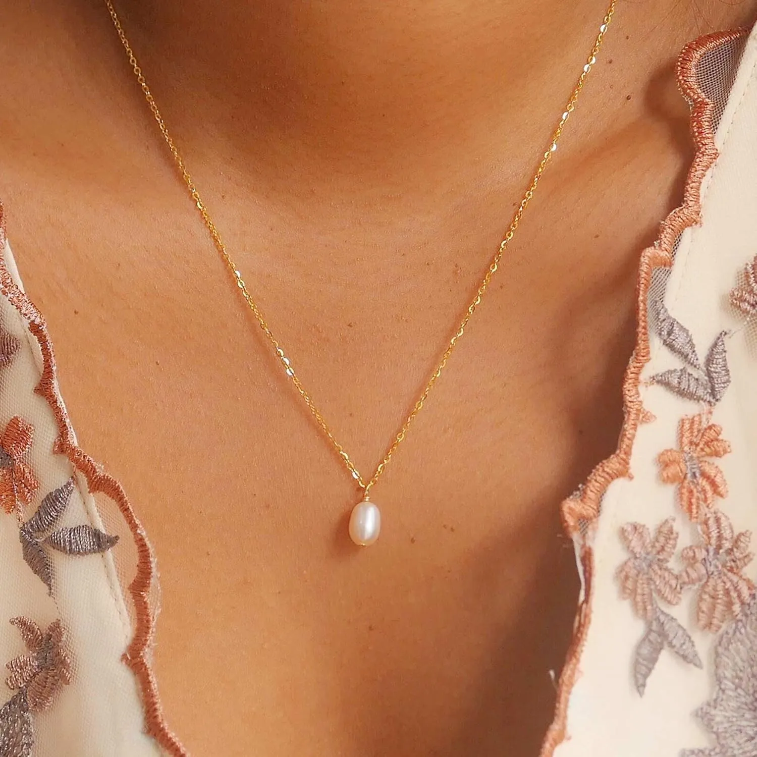 Pearl Necklaces for Women, 14K Gold Plated Handmade Dainty Pearl Chain Necklace Delicate Freshwater Pearl Pendent Necklace for Women Everyday Jewelry Gift