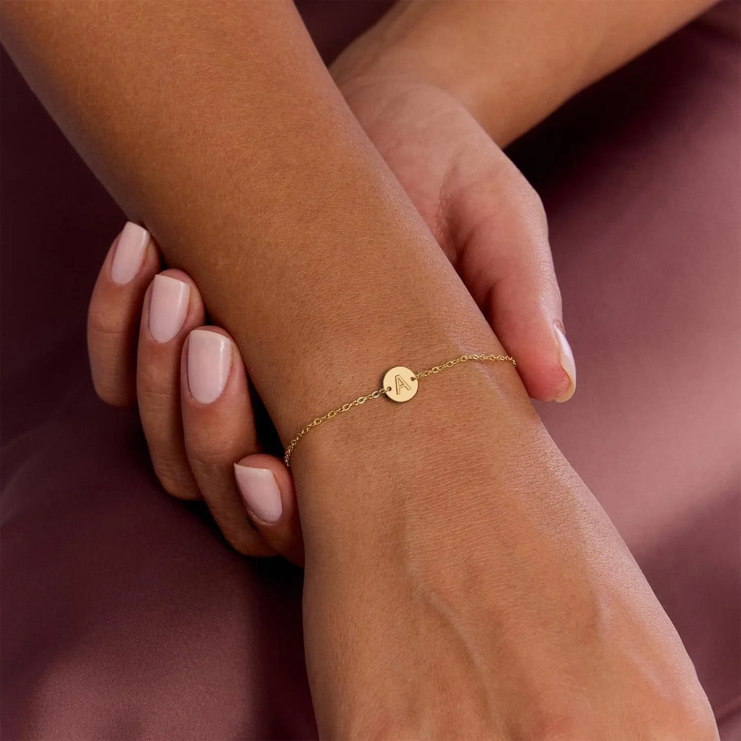 Personalized Initial Bracelet 18K Gold Plated Stainless Steel Letter Bracelet Dainty Coin Charm Bracelet Delicate Disc Name Bracelet for Women