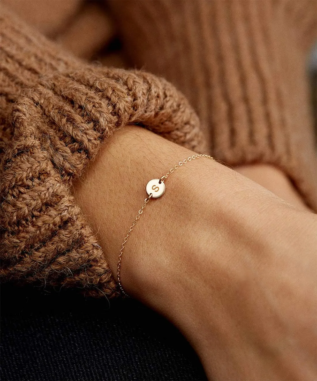 Personalized Initial Bracelet 18K Gold Plated Stainless Steel Letter Bracelet Dainty Coin Charm Bracelet Delicate Disc Name Bracelet for Women