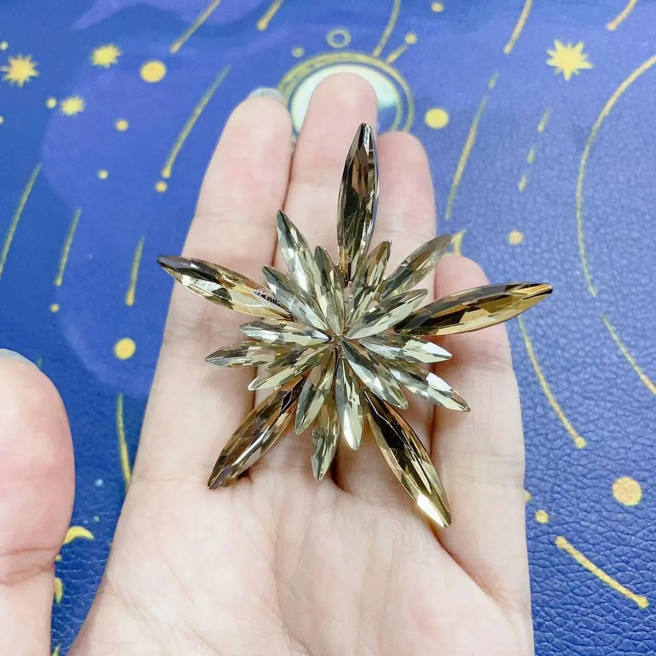Rhinestone Star Brooch Pin for Women Shiny Crystal CZ Snowflake Corsage Brooches Lapel Pins Scarf Buckle Shawl Clip Sweater Cardigan Bouquet Badge Accessories