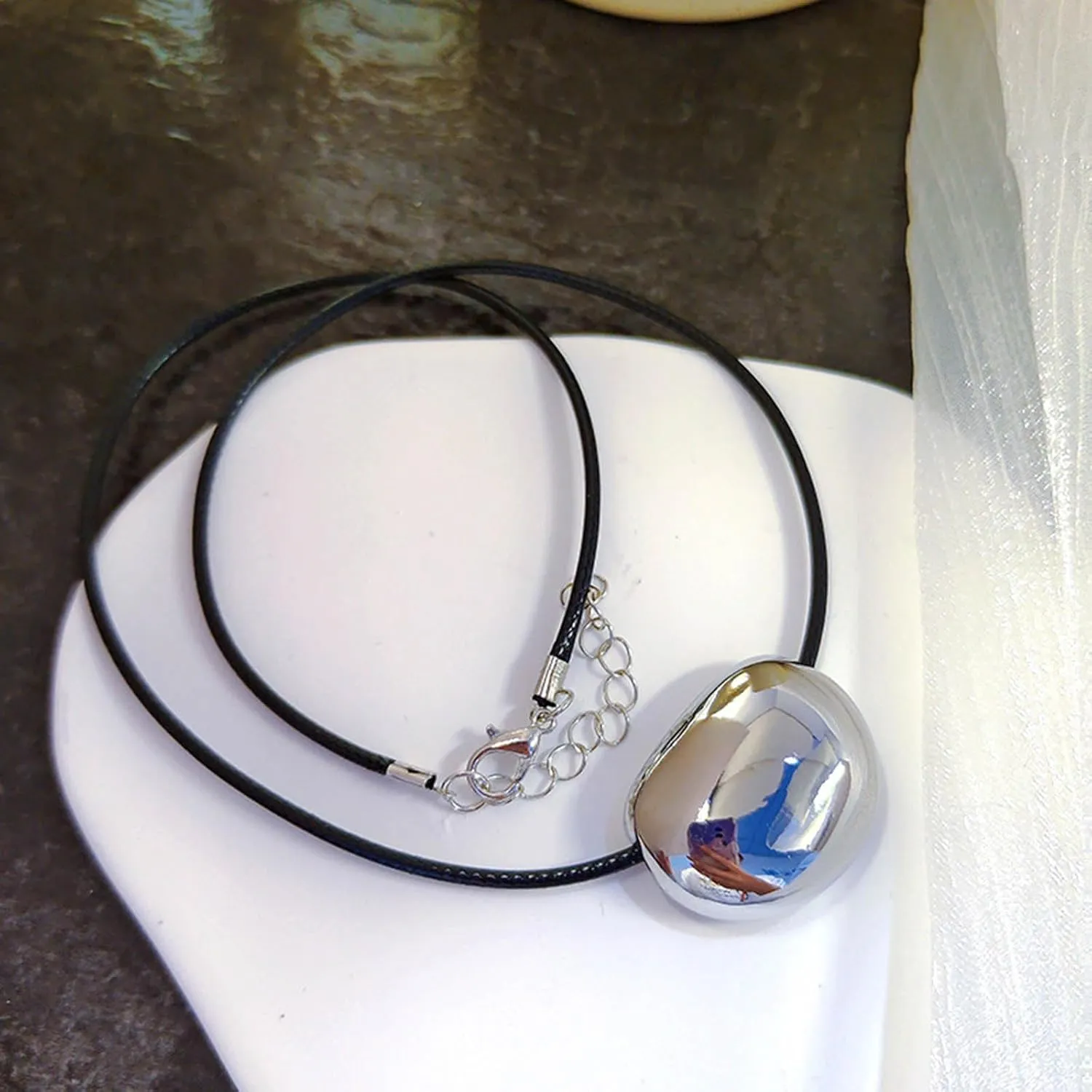 Stylish Metal Oval Shaped Neckchain Geometric Pendant Necklace Adjustable PU Leather Cord Clavicle Chain Elegant Jewelry, horizontal 1, Silver