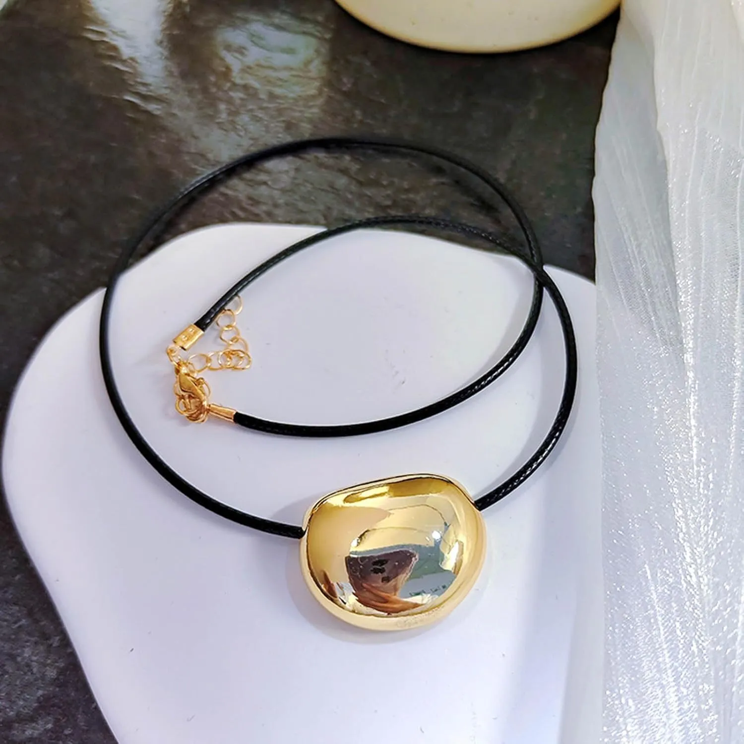 Stylish Metal Oval Shaped Neckchain Geometric Pendant Necklace Adjustable PU Leather Cord Clavicle Chain Elegant Jewelry, horizontal 1, Silver