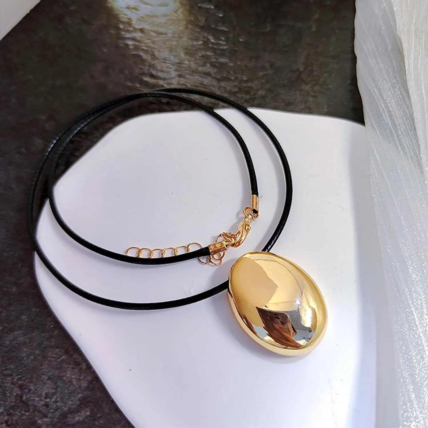 Stylish Metal Oval Shaped Neckchain Geometric Pendant Necklace Adjustable PU Leather Cord Clavicle Chain Elegant Jewelry, horizontal 1, Silver