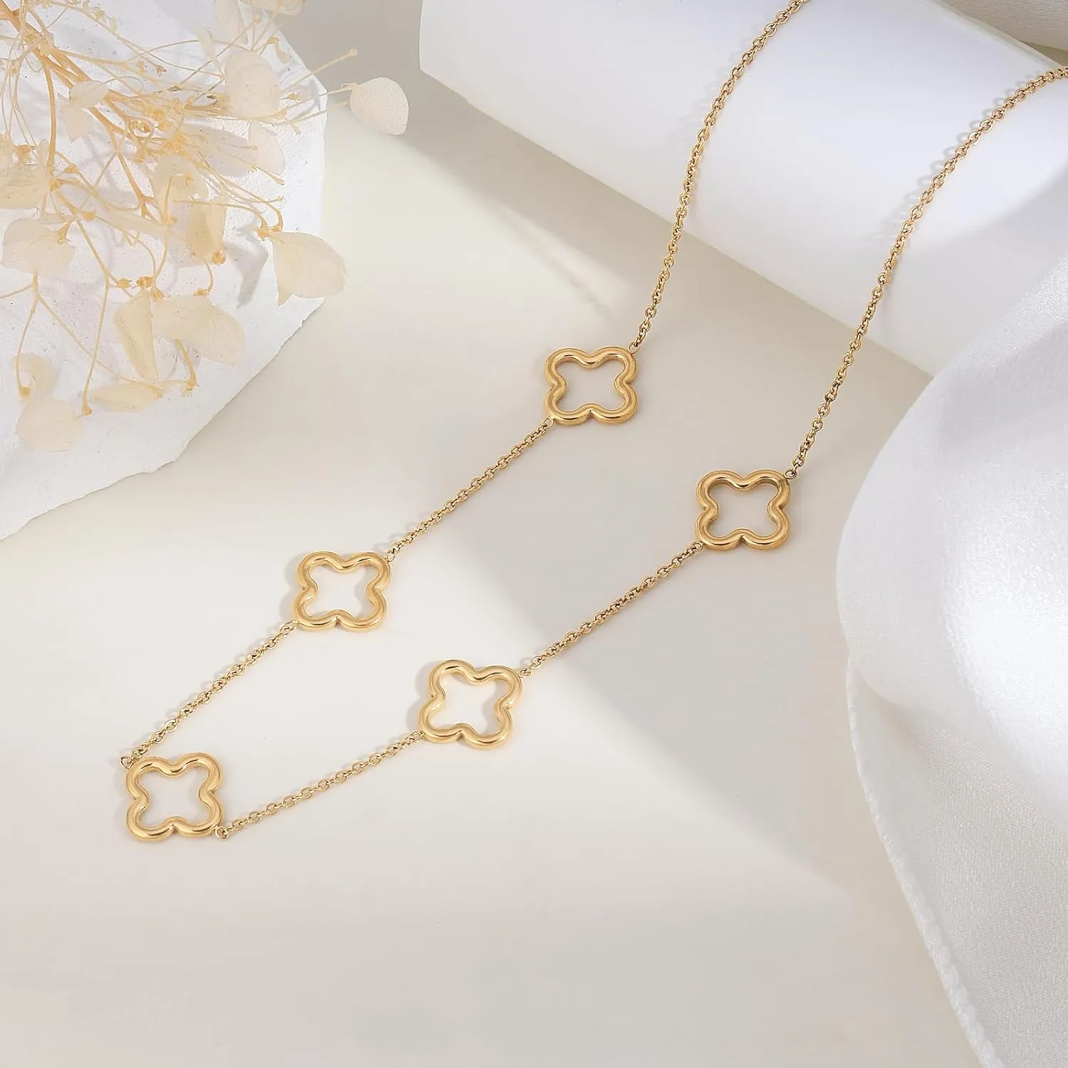 YADUDA Dainty Gold Silver Four Leaf Clover Necklace CZ Clover Pendant Station Necklaces for Women 18K Gold Plated Stainless Steel Lucky 4 Leaf Pendant Jewelry